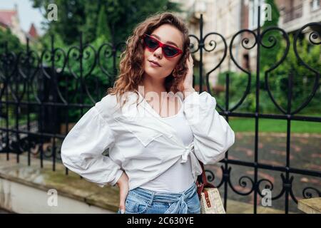 Outdoor-Street-Portrait der jungen schönen modischen Frau trägt stilvolle Sommer-Accessoires in der Stadt. Stockfoto