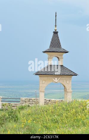 4. Juli 2020 - Rumänien, Naeni - Buzau - Blick auf den Glockenturm an einer Steinkirche Stockfoto