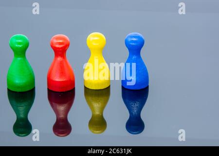 Verschiedene Freizeitspiel Spielfiguren, Konzept für verschiedene Gruppe von Menschen. Ausschnitt, isoliert auf Weiß. Stockfoto