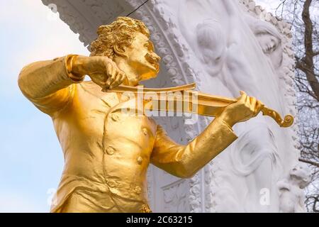 Statue Nahaufnahme des vergoldeten Bronzestandals von Johann Strauss in Wien, Österreich Stockfoto