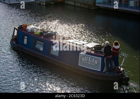 Windsor, Berkshire, Großbritannien. Juli 2020. Ein Schmalboot gleitet in Windsor im Abendlicht entlang der Themse, während die Menschen nach der Coronavirus-Sperre wieder auf einen normalen Anschein zurückkehren. Quelle: Maureen McLean/Alamy Live News Stockfoto