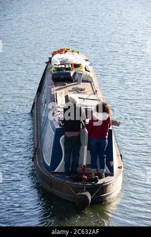 Windsor, Berkshire, Großbritannien. Juli 2020. Ein Schmalboot gleitet in Windsor im Abendlicht entlang der Themse, während die Menschen nach der Coronavirus-Sperre wieder auf einen normalen Anschein zurückkehren. Quelle: Maureen McLean/Alamy Live News Stockfoto