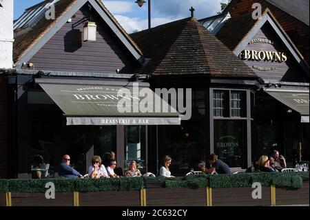 Windsor, Berkshire, Großbritannien. Juli 2020. Das Browns Restaurant und die Bar in Windsor sind wieder geöffnet, nachdem die Regeln für die Coronavirus-Sperre gelockert wurden. Quelle: Maureen McLean/Alamy Live News Stockfoto