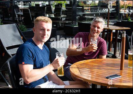 Windsor, Berkshire, Großbritannien. Juli 2020. Die Kneipenbesucher waren sehr froh, heute Abend in der Abendsonne im Boatman Pub neben der Themse in Windsor zu sitzen, da sie nach der Absperrung wieder zur neuen Normalität zurückkamen. Quelle: Maureen McLean/Alamy Live News Stockfoto