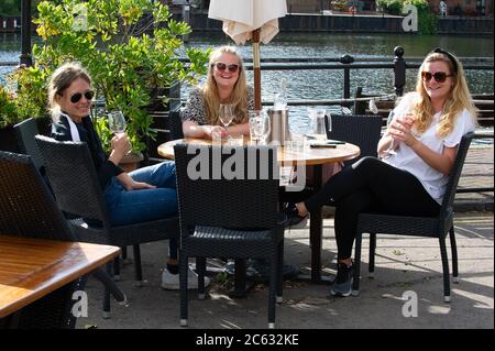 Windsor, Berkshire, Großbritannien. Juli 2020. Die Kneipenbesucher waren sehr froh, heute Abend in der Abendsonne im Boatman Pub neben der Themse in Windsor zu sitzen, da sie nach der Absperrung wieder zur neuen Normalität zurückkamen. Quelle: Maureen McLean/Alamy Live News Stockfoto