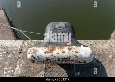 Bristol-June-2020-England-eine Nahaufnahme eines Schiffes oder Bootsanbäners, das an der Hafenmauer befestigt ist, um alle Boote zu sichern Stockfoto