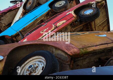 Stapel alter Autos, Nahaufnahme von unten Stockfoto