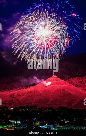 Feuerwerk am 4. Juli über DEM BERG VON SALIDA, Colorado, USA Stockfoto