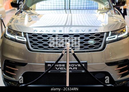 Moskau, Russland, 11. April 2018: Vorderansicht des neuen SUV Range Rover Velar im EINKAUFSZENTRUM GUM. 70. Jahrestag von Land Rover. Stockfoto