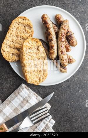 Gegrillte weiße Würstchen auf dem Teller. Draufsicht. Stockfoto