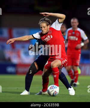 Wycombe Wanderers’ Adebayo Akinfenwa (zurück) und Fleetwood Town Lewis Gibson Kampf um den Ball während der Sky Bet League ein Play-off Halbfinale, zweite Bein Spiel in Adams Park, Wycombe. Stockfoto