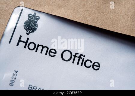 UK Home Office Papierbriefe in braunem Umschlag erhalten. Authentische Dokumente. Konzept für Visa und Einwanderung Stockfoto