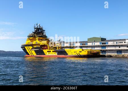 Offshore-Versorgung AHTS Schiff Brage Viking am Skoltegrunnskaien Kai, im Hafen von Bergen, Norwegen. Stockfoto