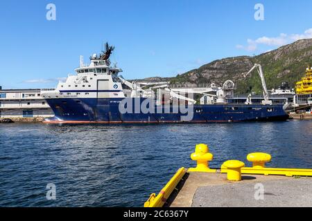 Offshore AHTS Anchor Handling Tug Supply leichte Konstruktion Schiff Insel Valiant, in den Hafen von Bergen, Norwegen Anker. Stockfoto