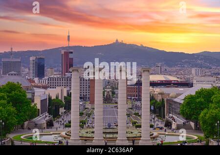 15. Juni 2019 - Barcelona, Spanien - die vier Säulen unterhalb des Palau Nacional auf dem Montjuic Berg und in der Nähe der Placa d'Espanya und Poble Espanyol Stockfoto