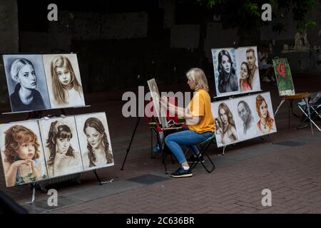 Moskau, Russland. 5. Juli 2020 Street Artist malt Porträts von Menschen auf Arbat Straße im Zentrum von Moskau, Russland Stockfoto