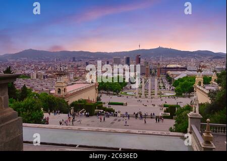 15. Juni 2019 - Barcelona, Spanien - die vier Säulen unterhalb des Palau Nacional auf dem Montjuic Berg und in der Nähe der Placa d'Espanya und Poble Espanyol Stockfoto