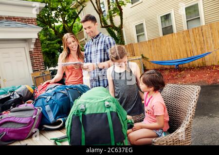 Familie, die sich auf einen Ausflug und Camping vorbereitet Stockfoto