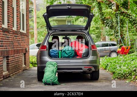 Ein Familienauto, das für eine Campingtour in New England eingepackt wird Stockfoto