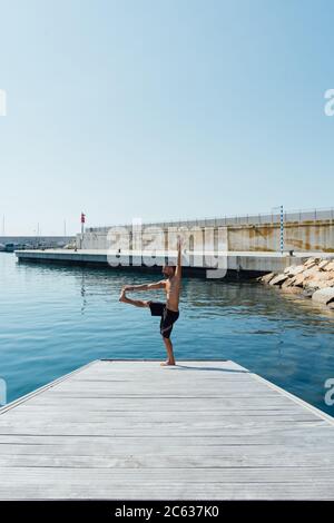 Sportler üben Stretching und Calisthenics in den Straßen seiner Stadt Stockfoto