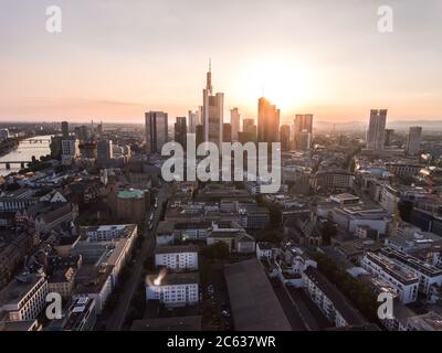 Circa November 2019: Atemberaubende Luftdrohne Blick auf Frankfurt am Main Skyline im Sommer bei schönem Sonnenlicht Stockfoto