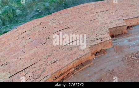 Draufsicht auf Haufen roter Steine in Reihe in einer Ziegelfabrik aufgereiht Stockfoto