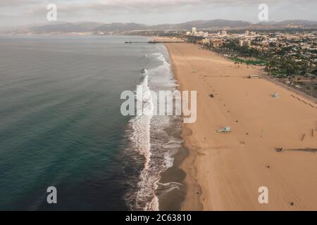 Wunderschöne weite Aussicht über Manhattan Beach in Kalifornien mit Wellen, die auf das Beach HQ krachen Stockfoto