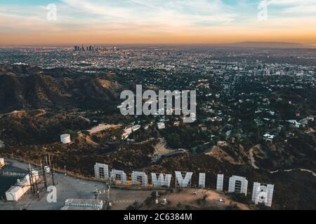 Circa November 2019: Spektakuläre Aussicht über Hollywood Sign mit Blick über Los Angeles, Kalifornien in Sunset Light HQ Stockfoto