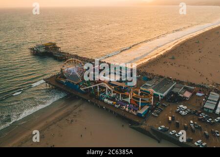 Circa November 2019: Santa Monica Pier, Los Angeles von oben bei wunderschönem Golden Hour Sonnenuntergang in Orange Licht und Ferrys Wheel mit Meerblick und wa Stockfoto