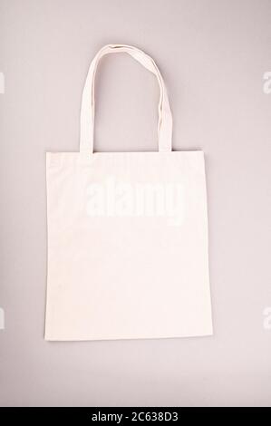 Blank braun Baumwolle Öko-Tasche Design mockup isoliert, Clipping Pfad. Textiltuch Kundenverpackung Modell Vorlage. Trageschuh Verbraucher wiederverwendbare organische Handwerk Paket. Tragetasche mit strukturiertem Recycling-Material Stockfoto