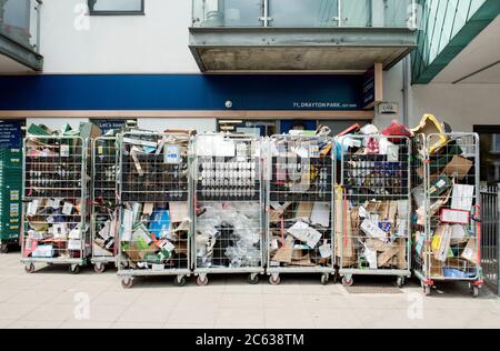 Recycelbare Kartons in Rollkäfigen oder Drahtwagen außen Supermarkt wartet darauf, zum Recycling abgeholt werden Drayton Park Highbury Islington Stockfoto