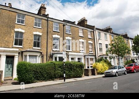 Dreistöckige viktorianische Reihenhäuser, Bryantwood Road, Lower Holloway, N7, London Borough of Islington. Stockfoto