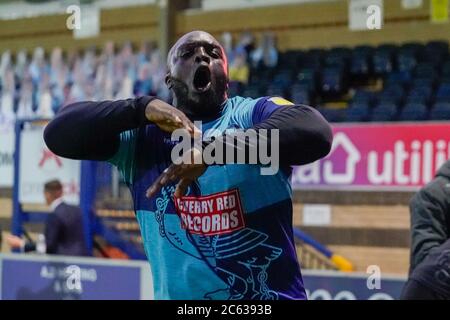 High Wycombe, Großbritannien. Juli 2020. Adebayo Akinfenwa von Wycombe Wanderers feiert, nachdem sein Team im Halbfinale des zweiten Teiles des Spielers im Sky Bet League 1-Play-off zwischen Wycombe Wanderers (4) und Fleetwood Town (1) hinter verschlossenen Türen aufgrund der aktuellen Covid-19 Lockdown-Richtlinien für den Sport im Adams Park ihr zweites Tor erzielt hat, High Wycombe, England am 6. Juli 2020. Foto von David Horn. Kredit: Prime Media Images/Alamy Live Nachrichten Stockfoto