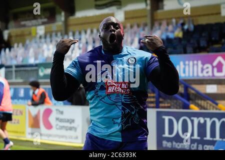 High Wycombe, Großbritannien. Juli 2020. Adebayo Akinfenwa von Wycombe Wanderers feiert, nachdem sein Team im Halbfinale des zweiten Teiles des Spielers im Sky Bet League 1-Play-off zwischen Wycombe Wanderers (4) und Fleetwood Town (1) hinter verschlossenen Türen aufgrund der aktuellen Covid-19 Lockdown-Richtlinien für den Sport im Adams Park ihr zweites Tor erzielt hat, High Wycombe, England am 6. Juli 2020. Foto von David Horn. Kredit: Prime Media Images/Alamy Live Nachrichten Stockfoto