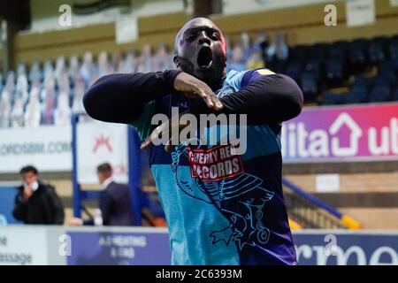 High Wycombe, Großbritannien. Juli 2020. Adebayo Akinfenwa von Wycombe Wanderers feiert, nachdem sein Team im Halbfinale des zweiten Teiles des Spielers im Sky Bet League 1-Play-off zwischen Wycombe Wanderers (4) und Fleetwood Town (1) hinter verschlossenen Türen aufgrund der aktuellen Covid-19 Lockdown-Richtlinien für den Sport im Adams Park ihr zweites Tor erzielt hat, High Wycombe, England am 6. Juli 2020. Foto von David Horn. Kredit: Prime Media Images/Alamy Live Nachrichten Stockfoto