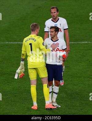 Everton-Torwart Jordan Pickford (links) und Tottenham Hotspur's Harry Winks umarmen sich nach dem Premier League-Spiel im Tottenham Hotspur Stadium, London. Stockfoto