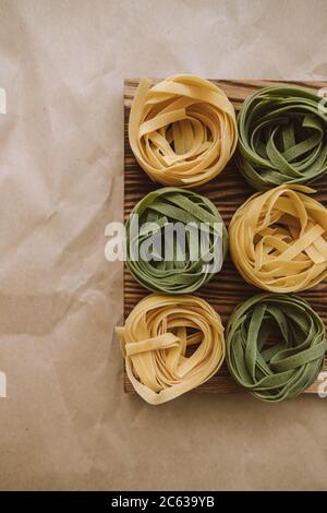 Italienische Weizen Pasta Tagliatelle, mit Spinat. Stockfoto