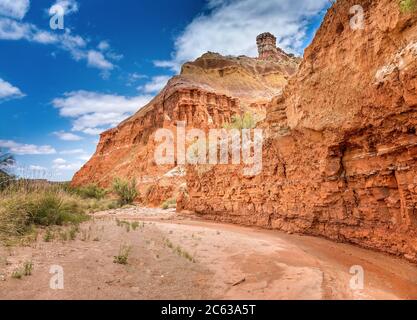 Rote Felsen und ein Bach im Palo Duro Canyon State Park, Texas Stockfoto