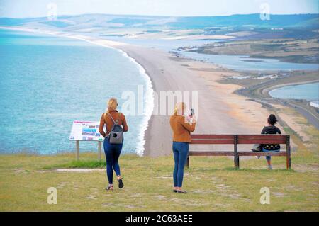 Portland. Juli 2020. Wetter in Großbritannien. Die Menschen genießen es, draußen in der Sonne auf der wunderschönen Insel Portland in Dorset zu sein. Quelle: stuart frartwell/Alamy Live News Stockfoto