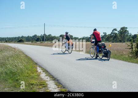 Reisen mit dem Fahrrad ist im Sommer auf den schwedischen Ostseeinseln Fårö und Gotland beliebt Stockfoto