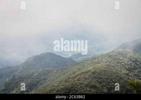 Blick auf die nebligen Berge in Minas Gerais, Brasilien Stockfoto