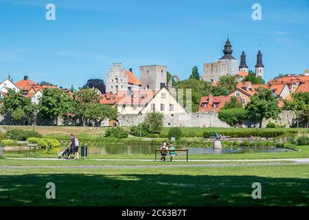 Berühmter Park Almedalen im Sommer im mittelalterlichen Visby auf der schwedischen Ostseeinsel Gotland. Stockfoto