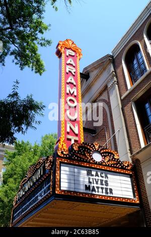 Black Lives Matter Zeichen auf dem Festzelt des Paramount Theatre in Charlottesville, Virginia Stockfoto