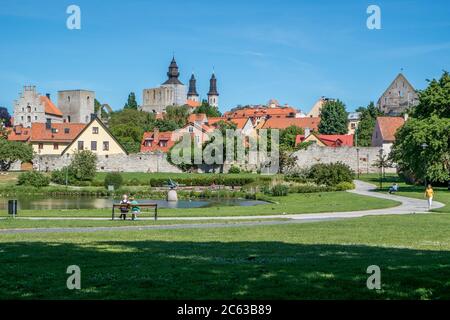 Berühmter Park Almedalen im Sommer im mittelalterlichen Visby auf der schwedischen Ostseeinsel Gotland. Stockfoto