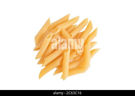 Rohe Bio Penne Rigate Pasta. Ein Haufen traditioneller italienischer Penne-Pasta, isoliert auf einem weißen Bachboden. Italienische Küche. Wunderschöne, ungekochte, getrocknete penn Stockfoto