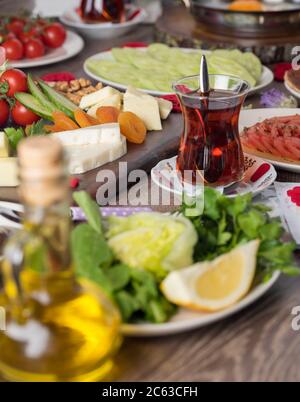 Köstliches traditionelles türkisches Frühstück auf dem Tisch Stockfoto