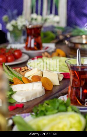 Köstliches traditionelles türkisches Frühstück auf dem Tisch Stockfoto