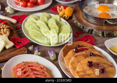 Köstliches traditionelles türkisches Frühstück auf dem Tisch Stockfoto