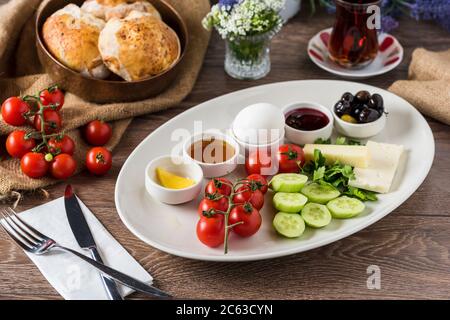 Köstliches traditionelles türkisches Frühstück auf dem Tisch Stockfoto