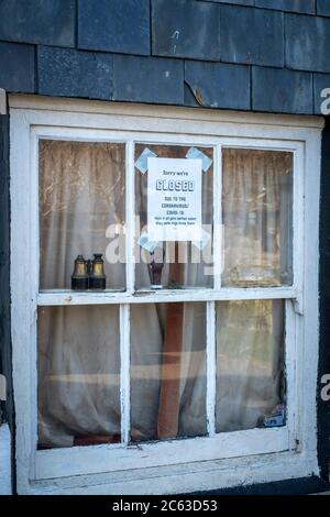 Cornoa Virus, covid 19, geschlossenes Schild im Pub-Fenster Stockfoto